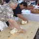 Lavorazione della pasta per il pane durante la precedente edizione della sagra