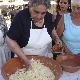 Preparazione della pasta per il pane durante la precedente edizione della sagra