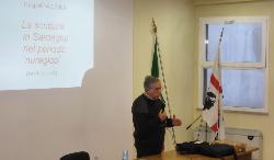 Il Prof Gigi Sanna durante il Convegno dedicato alla “Scrittura nuragica”