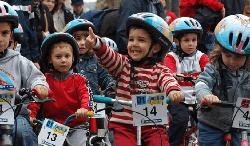 bambini in bicicletta