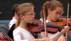 bambine che suonano il violino