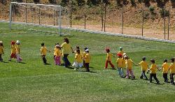 bambini giocano nel campo sportivo
