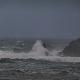 Tempesta con forte mareggiata sulle coste occidentali della Sardegna, le onde s'infrangono su l'insenatura rocciosa di S'Enna e S'Arca