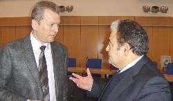 Momento di conversazione informale tra il presidente della provincia del Medio Campidano Fulvio Tocco e il sindaco di Norimberga Ulrich Maly, a margine della presentazione di “Vivere la Campagna”