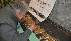 Il prof. Mario Cancedda durante la realizzazione dell'altorilievo in bronzo dedicato ai cavallini della Giara