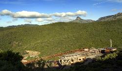 Veduta panoramica del Cantiere Sanna con sullo sfondo il monte Arcuentu