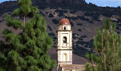 Der Glockenturm der Kirche San Pietro Apostolo