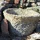 Bacile in pietra all'interno di una capanna del villaggio