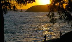 Tramonto sulle costa rocciosa di Pistis