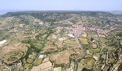Luftansicht des Giara Hochlands und der Ortschaft Gesturi